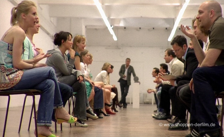 Das Schauspieler Ensemble von Shoppen in einer Speed-Dating Szene.