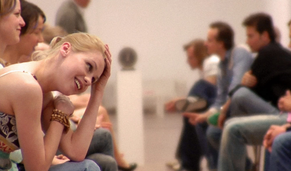 Das Schauspieler Ensemble von Shoppen in einer Speed-Dating Szene.
