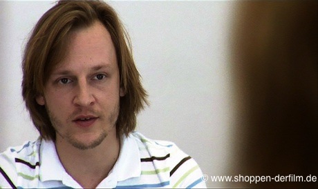 Der Schauspieler Martin Butzke als Markus in dem Film Shoppen