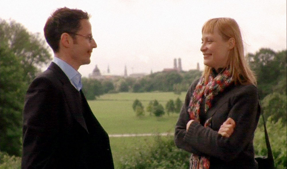 Das Schauspieler Ensemble von Shoppen in einer Speed-Dating Szene.